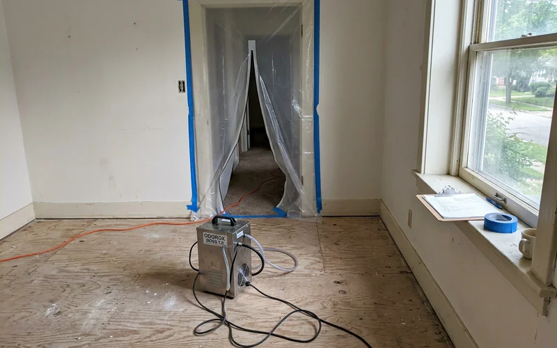Hydroxyl generator running in an emptied room